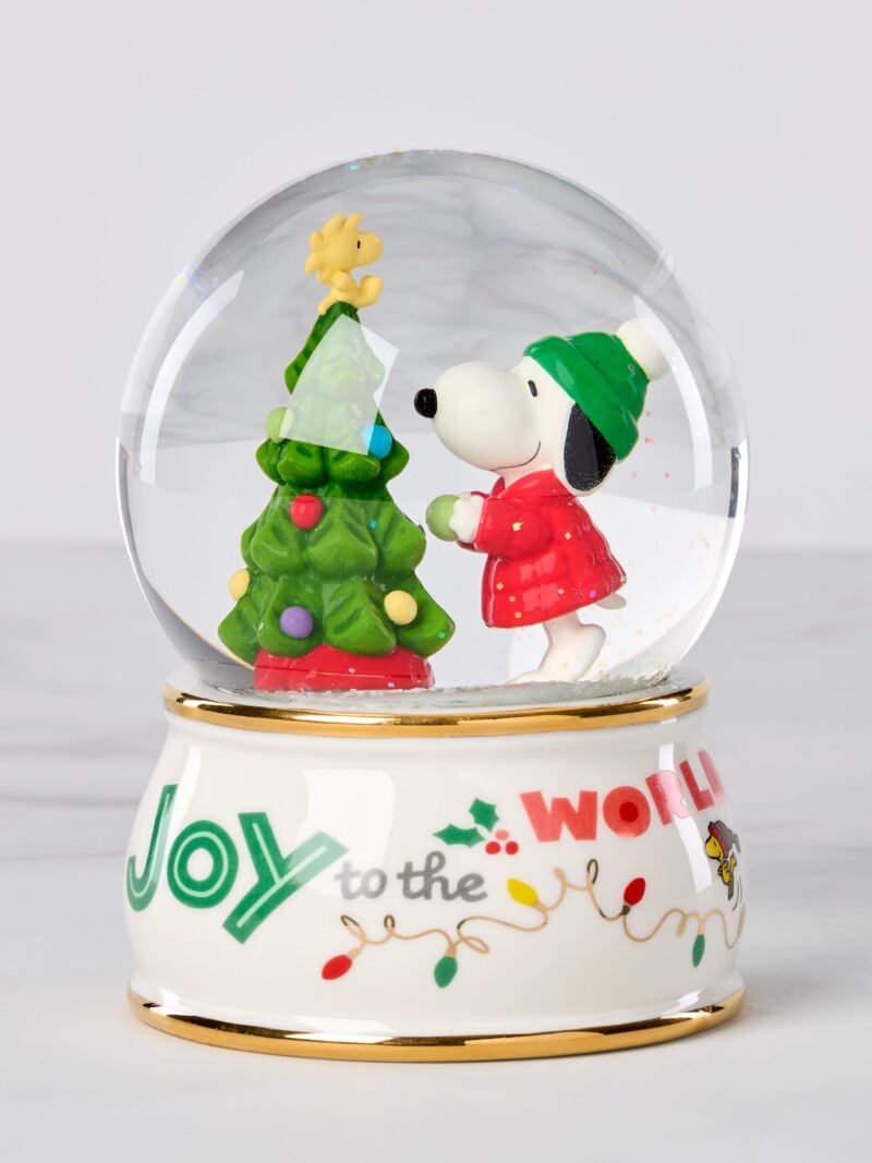 Snoopy Snow Globe